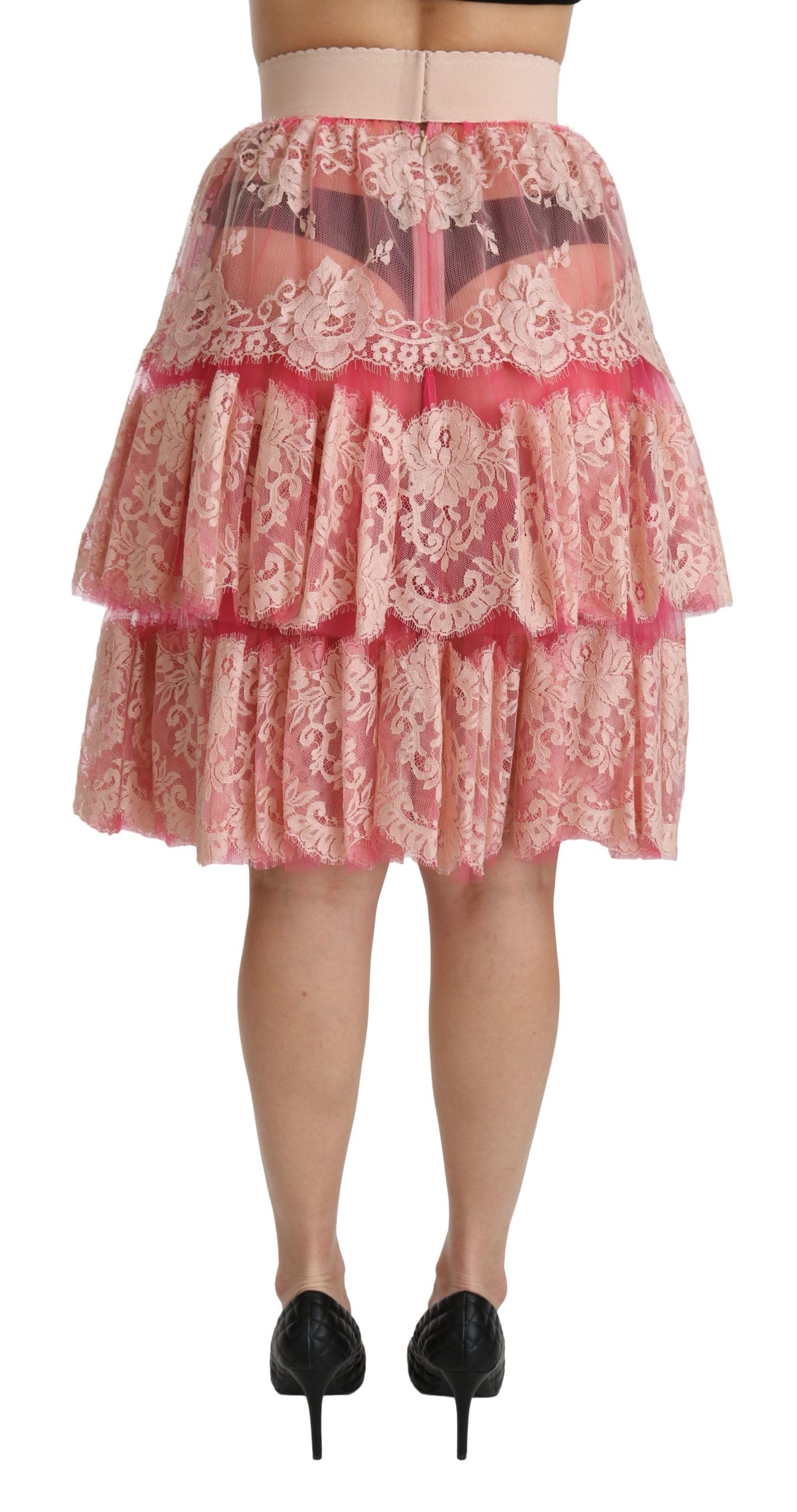 Jupe longue au genou en dentelle rose à taille haute de Dolce & Gabbana, couches superposées élégantes, style féminin sophistiqué.