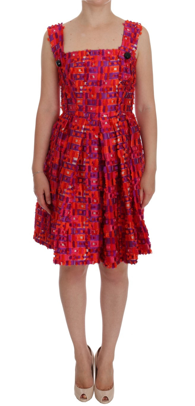 Robe rose à motif Dolce & Gabbana, coupe cintrée en A au-dessus du genou, tissu élégant et coloré.