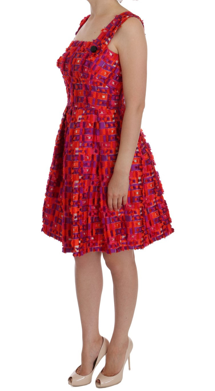 Robe rose à motif Dolce & Gabbana, coupe trapèze au-dessus du genou, tissu élégant et design sophistiqué.