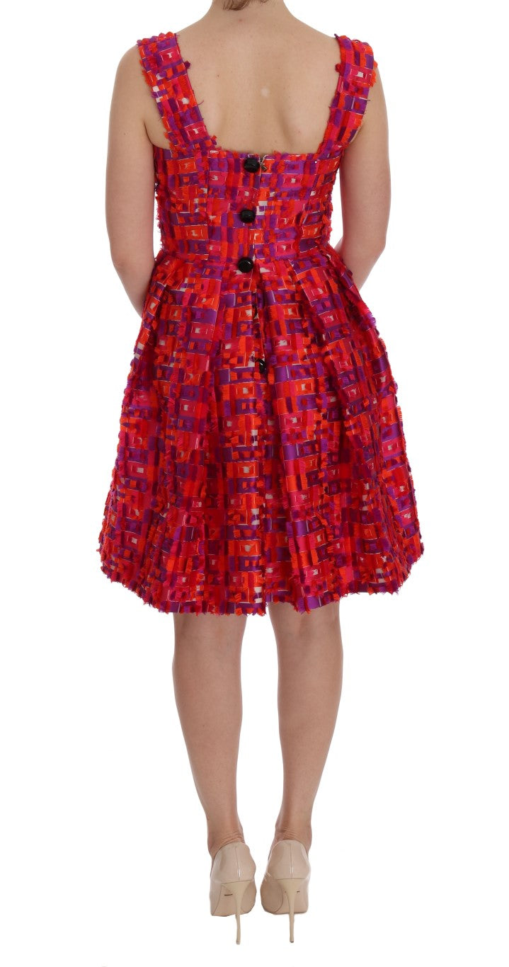 Robe Dolce & Gabbana à motifs roses rose, coupe évasée au-dessus du genou, style chic et élégant.