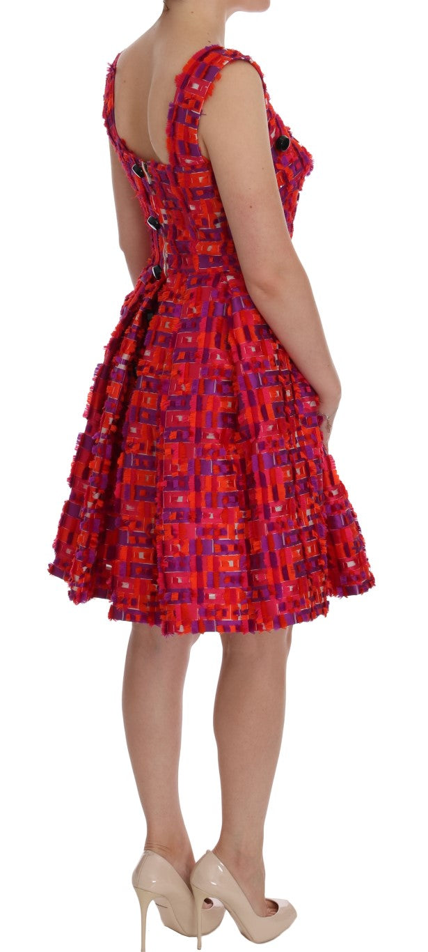 Robe Dolce & Gabbana à motif rose, coupe évasée au-dessus du genou, tissu léger et élégant.