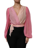 Blouse longue à manches longues rose Dolce & Gabbana avec décolleté plongeant en V, tissu léger et élégant.