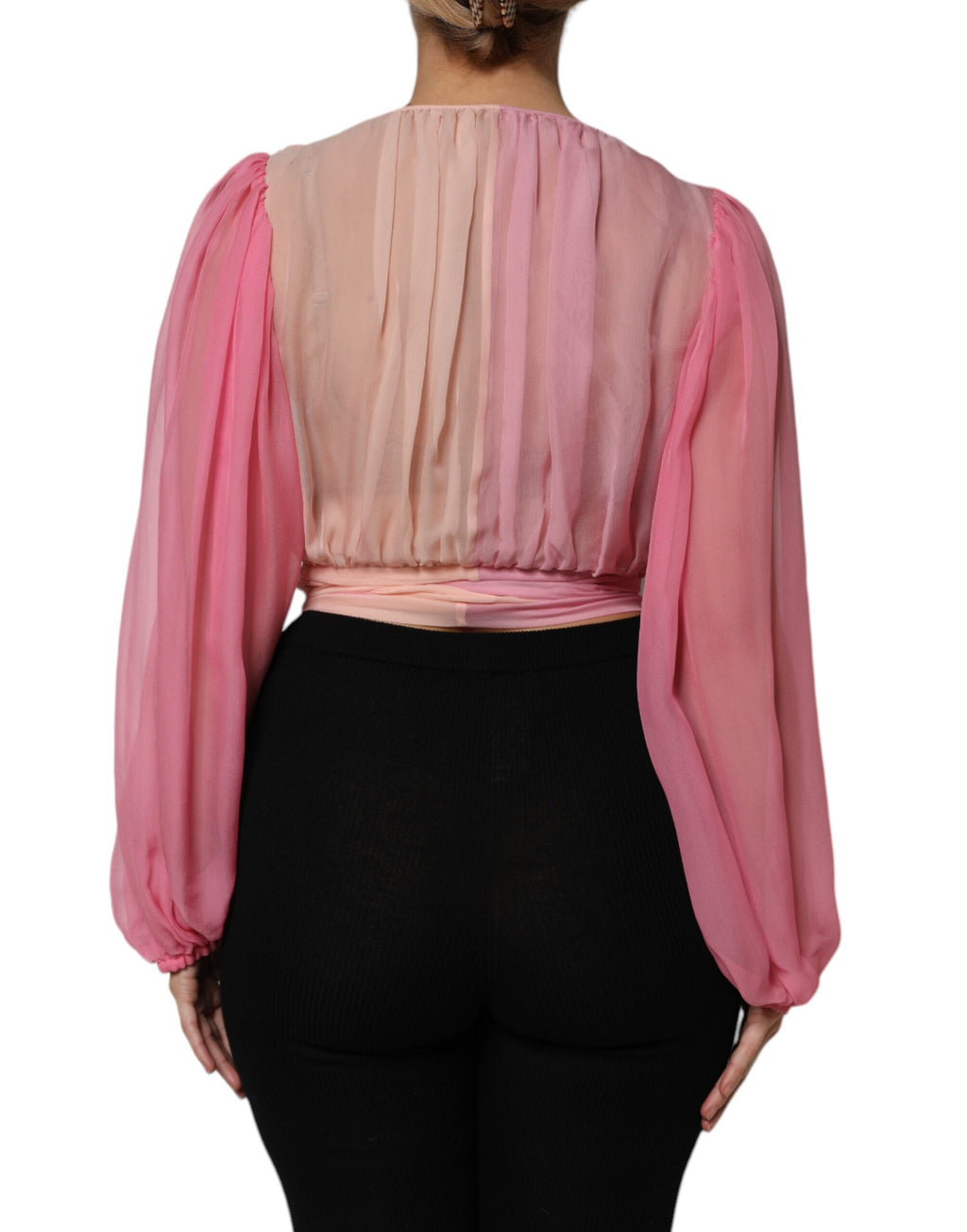 Chemisier Dolce & Gabbana rose à manches longues et décolleté en V plongeant, style élégant et féminin.