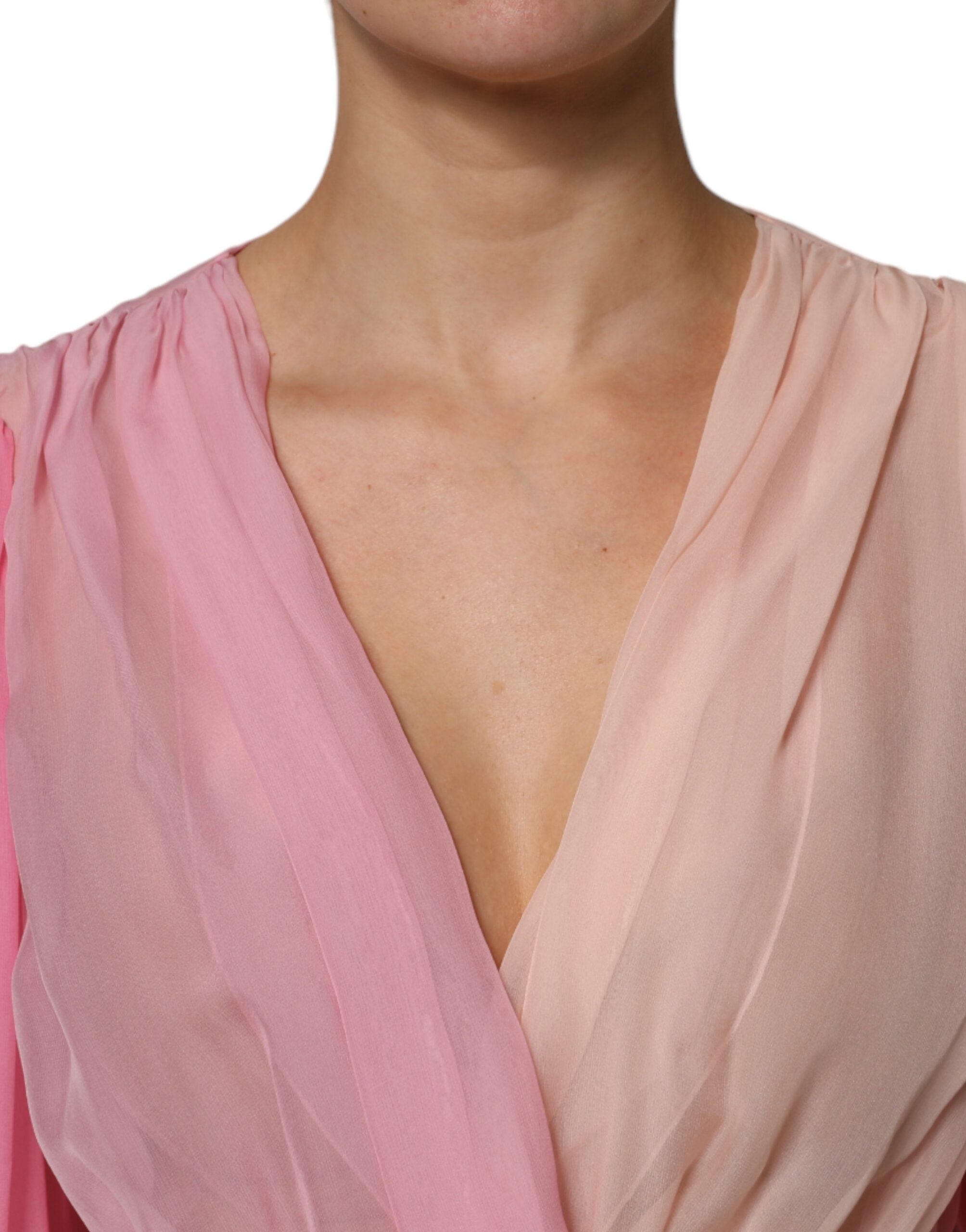 Blouse longue Dolce & Gabbana rose à manches longues et décolleté en V plongeant, élégante et féminine.