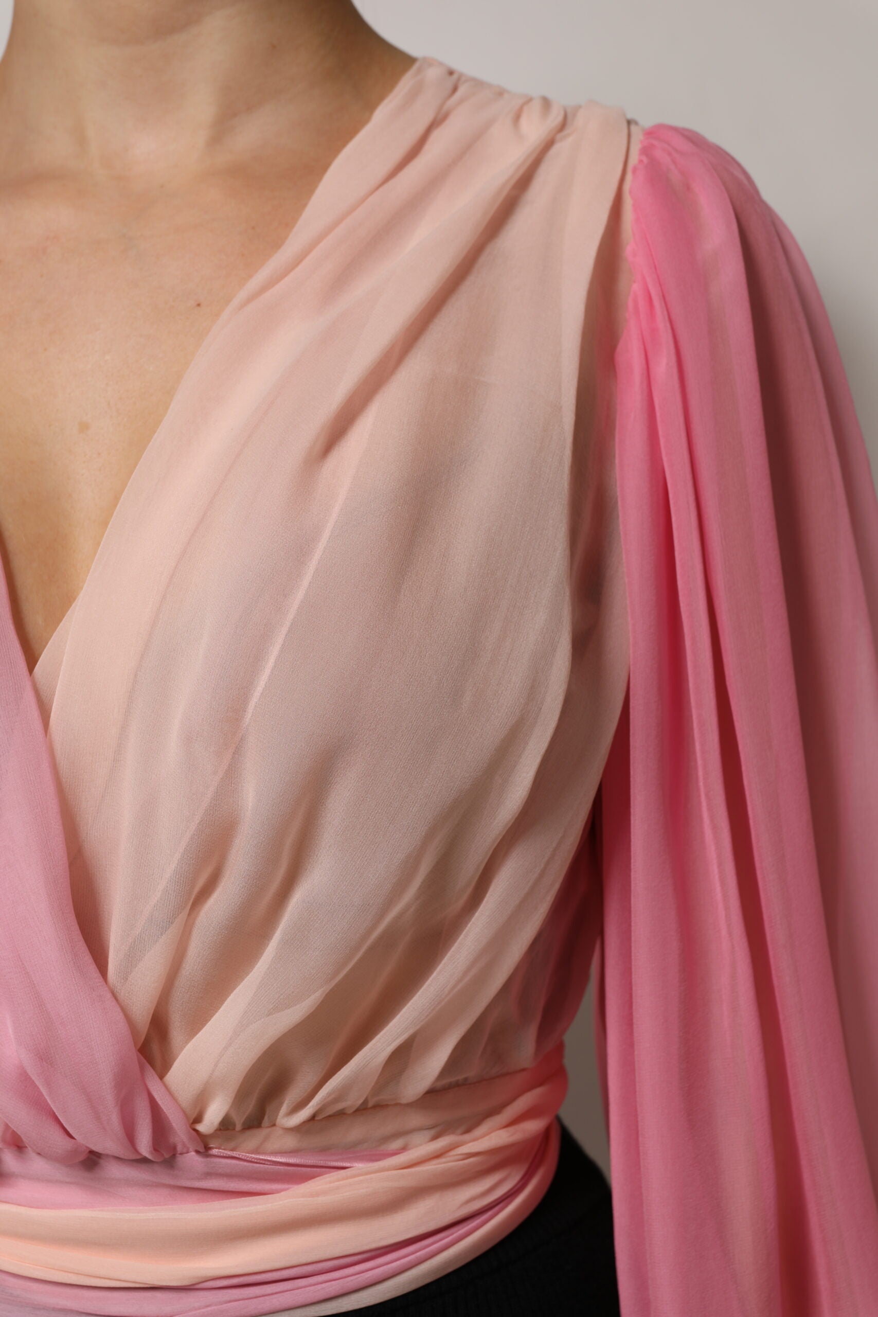 Blouse longue Dolce & Gabbana rose à col en V plongeant et manches longues, élégante et féminine.