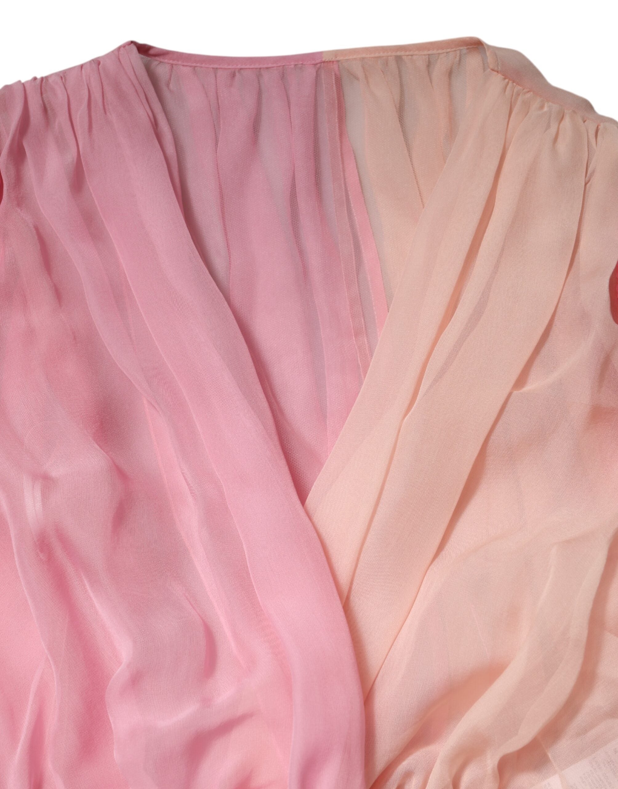 Chemise longue Dolce & Gabbana rose à manches longues et décolleté en V plongeant, en tissu fluide et élégant.