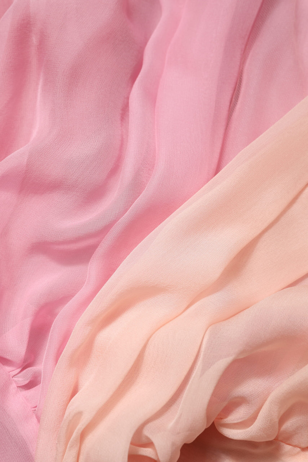 Blouse rose Dolce & Gabbana à manches longues à décolleté en V plongeant, tissu fluide et élégance raffinée.