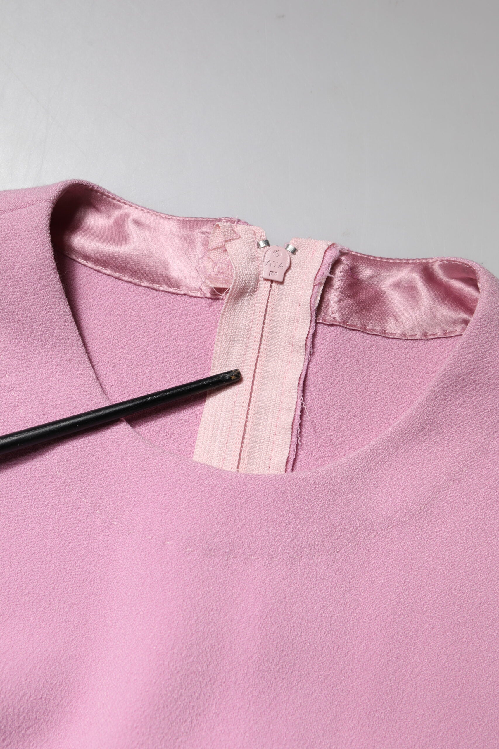 Robe courte en polyester rose avec manches longues de Dolce & Gabbana, style robe droite élégante et ajustée.