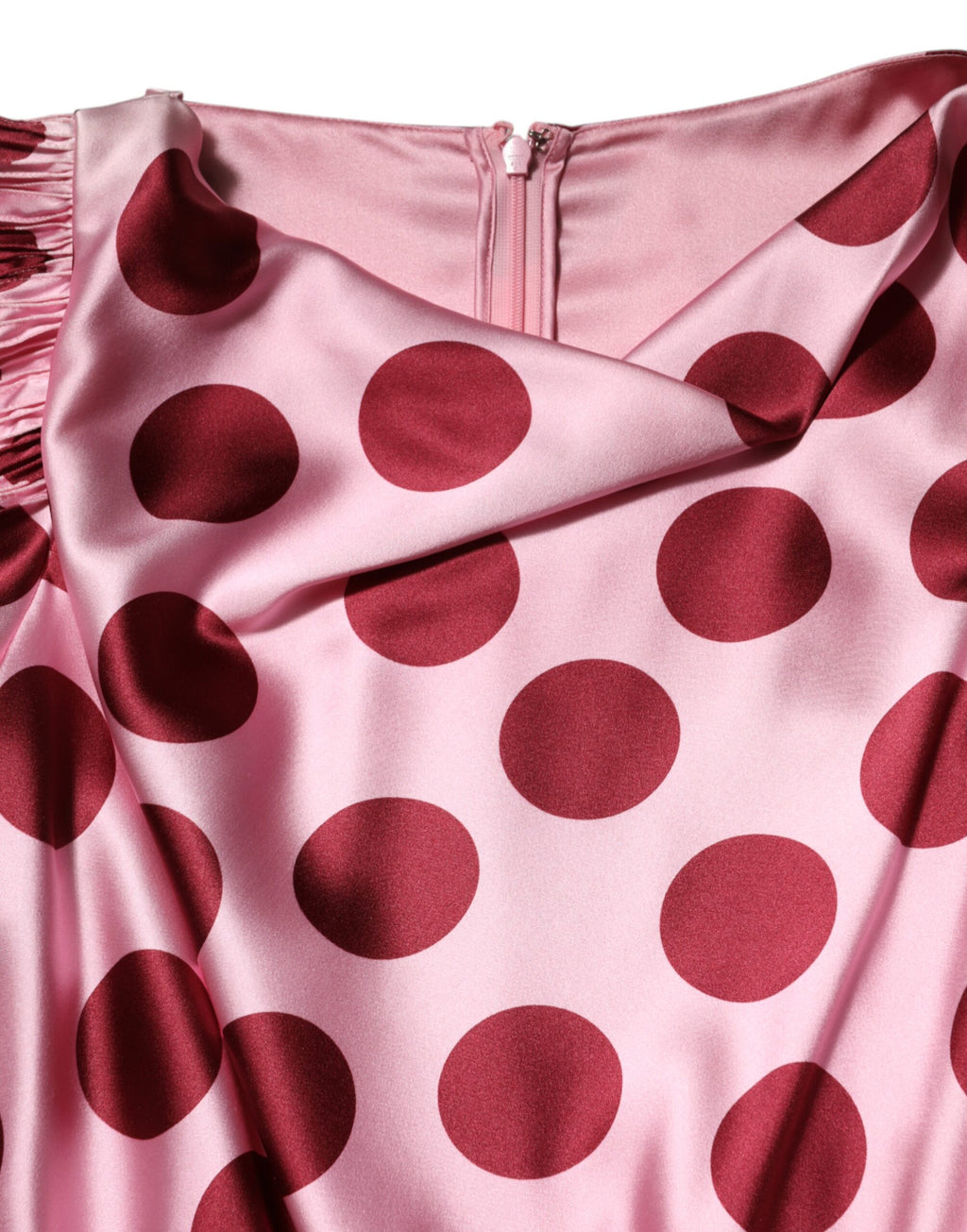 Robe longue en soie satin rose et rouge à pois noirs, Dolce & Gabbana, robe maxi élégante avec bretelles et silhouette fluide
