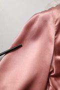 Blouse en satin rose Dolce & Gabbana avec col en V et manches longues, élégante et fluide, vue de face.