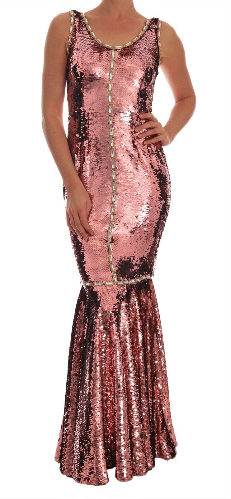 Robe longue en soie rose avec sequins et cristaux, de la marque Dolce & Gabbana, vêtement élégant pour soirée.