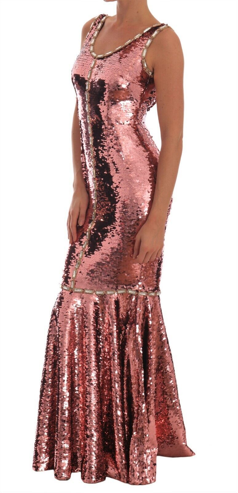 Robe de soirée rose Dolce & Gabbana en sequins, coupe fourreau avec cristaux, élégante et brillante.