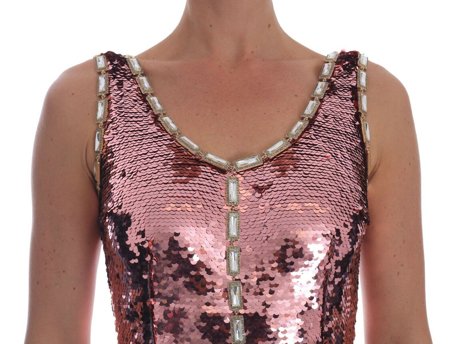 Robe longue Dolce & Gabbana rose à sequins et cristaux, coupe droite élégante, vêtement de soirée glamour.