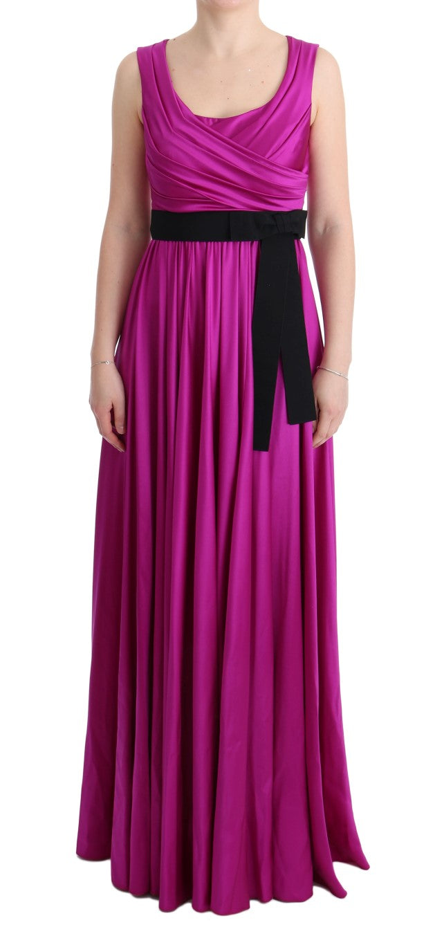 Robe longue en soie rose, coupe droite, de la marque Dolce & Gabbana, montrée sur un mannequin.