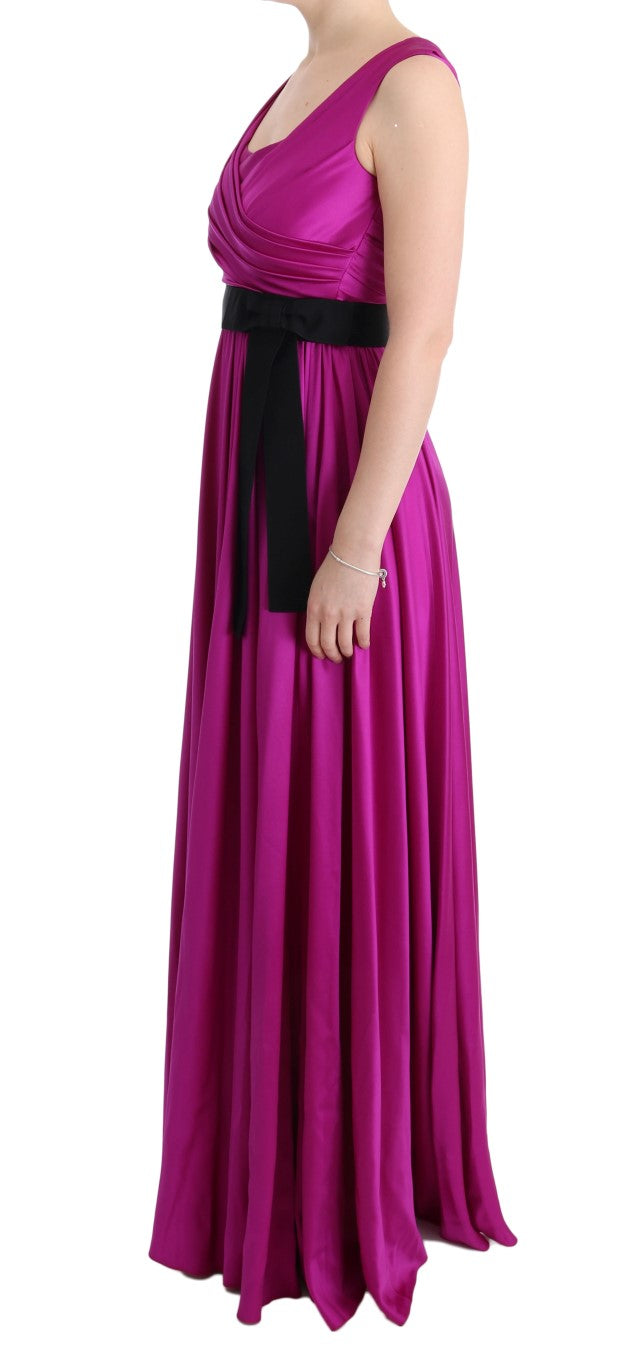 Robe longue en soie rose Dolce & Gabbana, coupe ample et élégante, détails sophistiqués, parfaite pour une occasion spéciale.