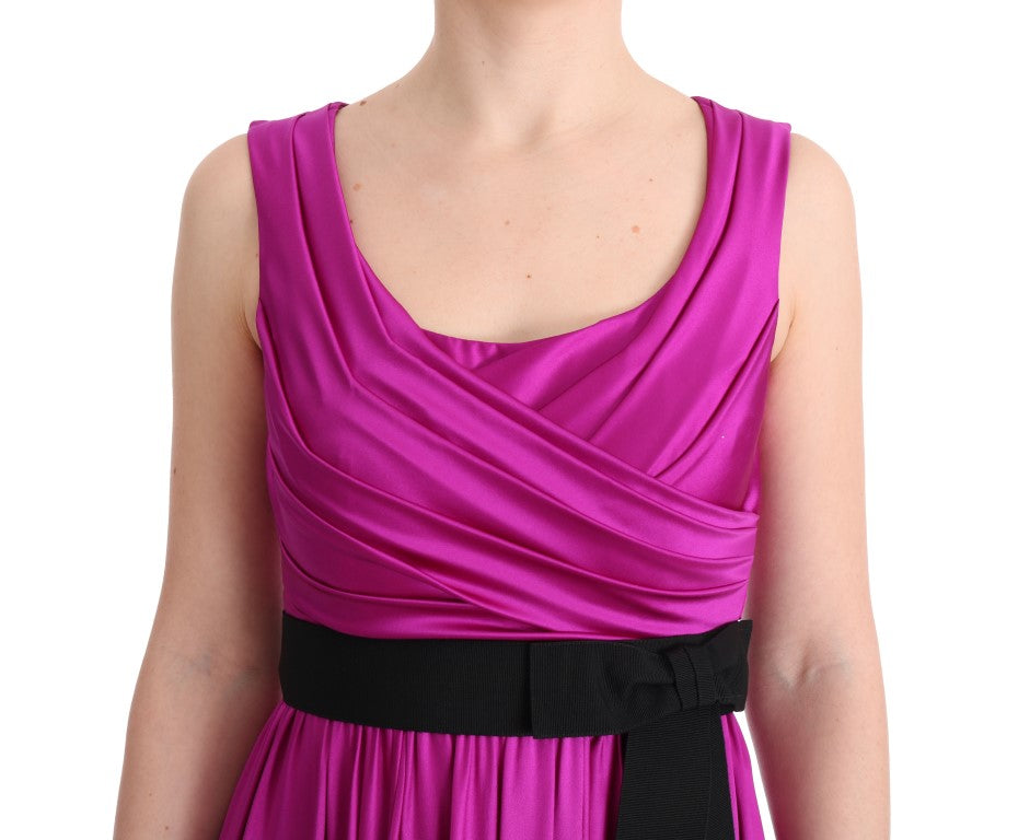 Robe longue en soie rose Dolce & Gabbana, coupe droite, tissu stretch, élégante et fluide, portée sur un mannequin.