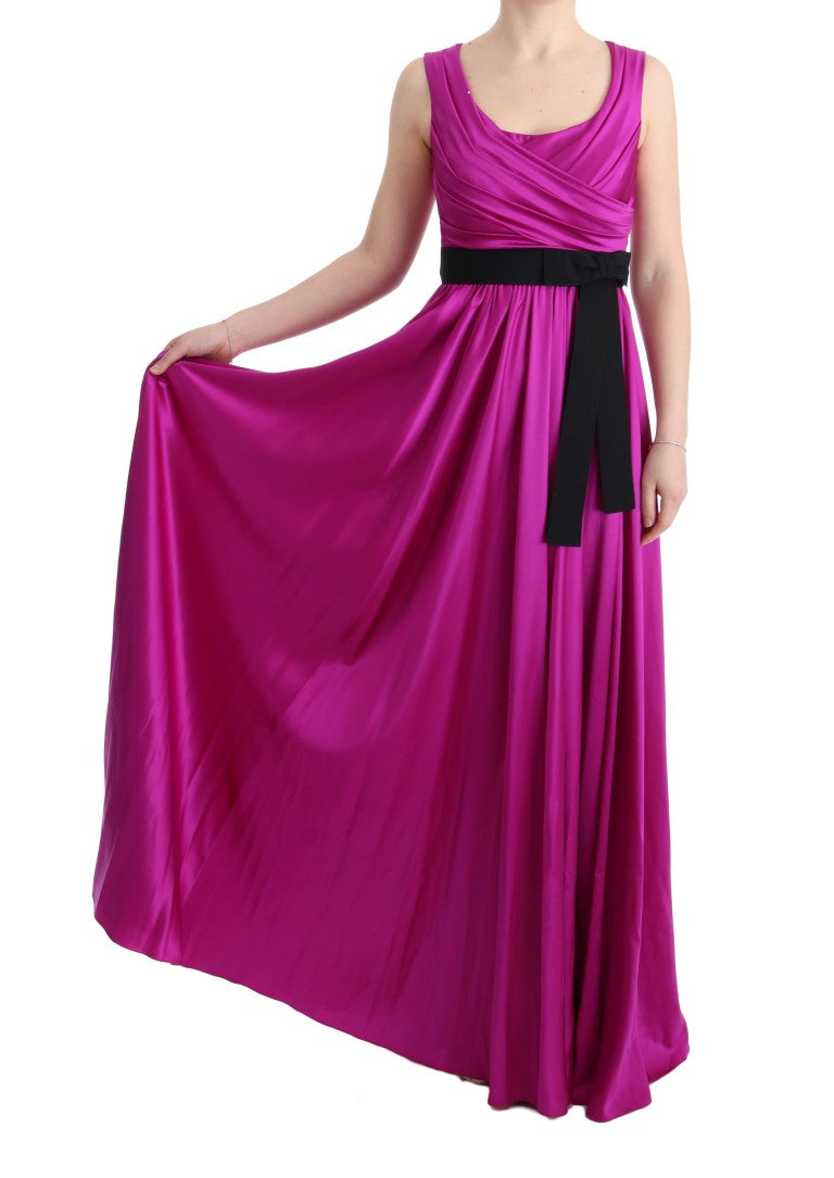 Robe longue en soie rose Dolce & Gabbana, coupe droite, matière élégante, visible sur un fond neutre.