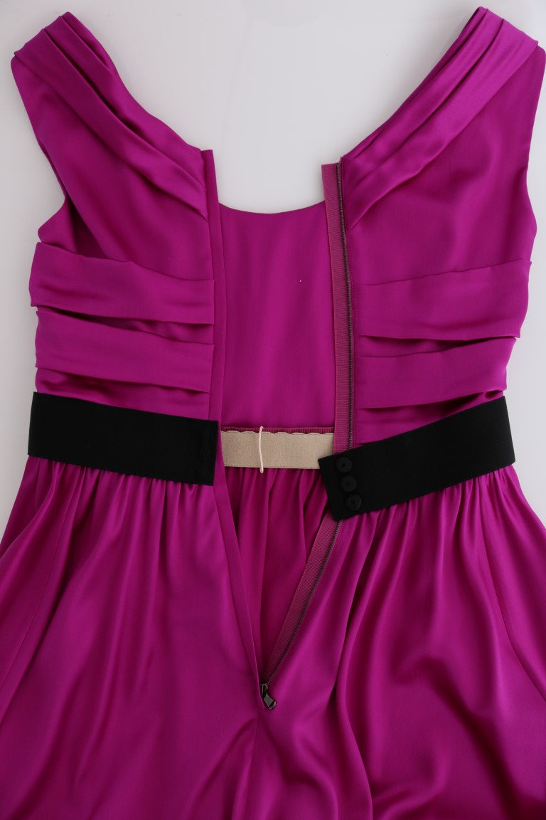 Robe longue en soie rose Dolce & Gabbana, coupe droite, élégante, visible avec détails fins sur le tissu.