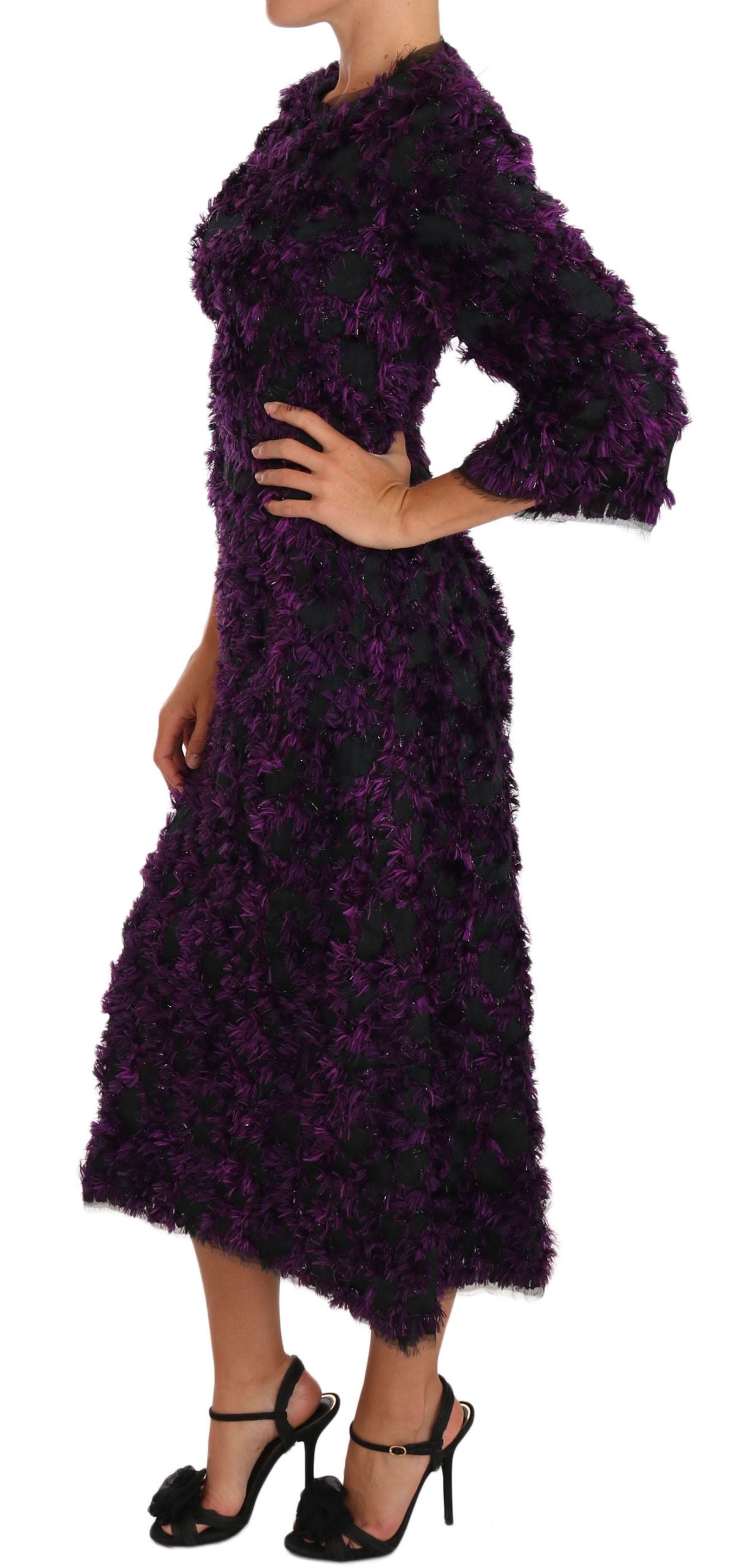 Robe midi en tissu violet avec franges Dolce & Gabbana, coupe ajustée et élégante pour soirée ou occasion spéciale.