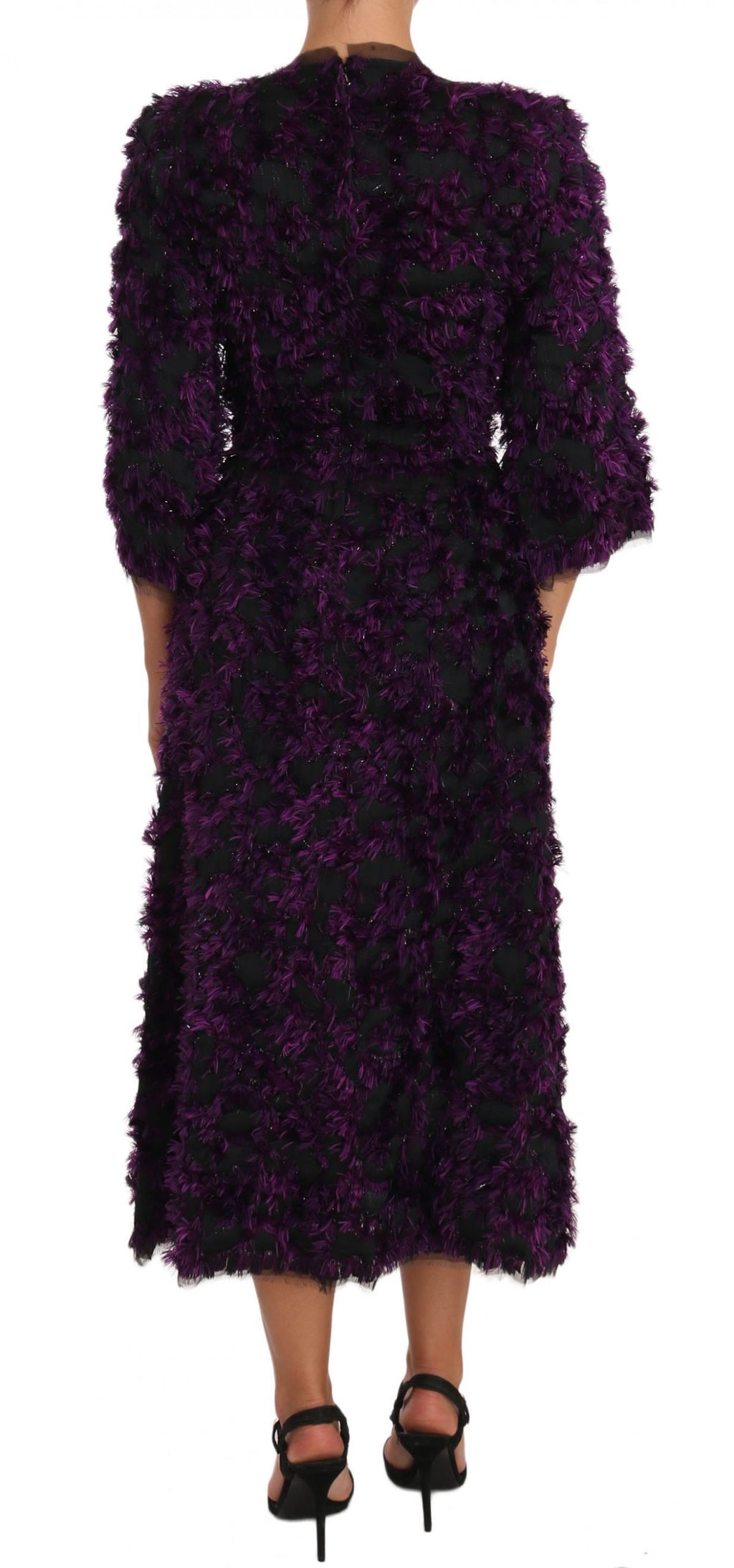 Robe midi droite Dolce & Gabbana violette à franges, élégante et sophistiquée, portée avec des détails en tissu fluide.
