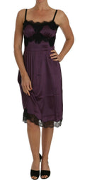 Robe en soie violette Dolce & Gabbana avec dentelle noire extensible, coupe évasée et élégante, vue de face.