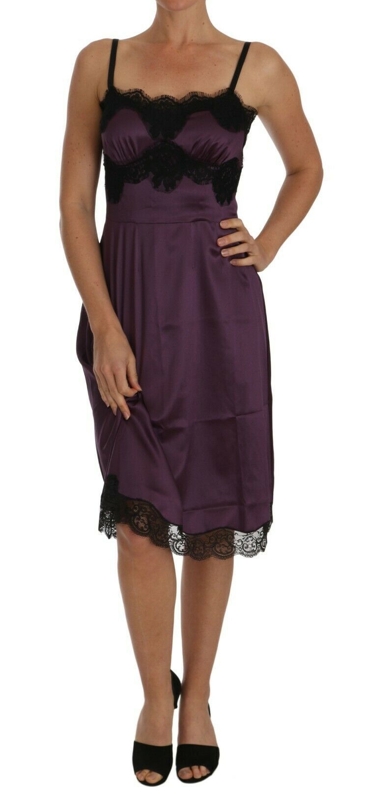 Robe en soie violette Dolce & Gabbana avec dentelle noire extensible, coupe évasée et élégante, vue de face.