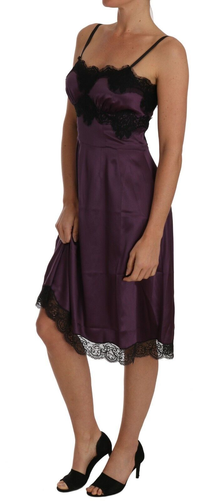Robe en soie violette Dolce & Gabbana avec dentelle noire, coupe évasée et élégante, vue de face.