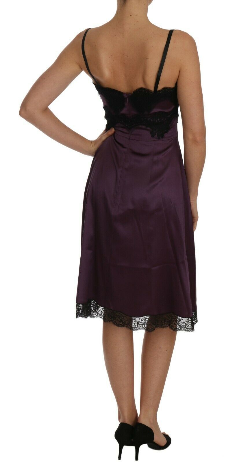 Robe Dolce & Gabbana en soie violette avec dentelle noire extensible, coupe évasée et élégante.