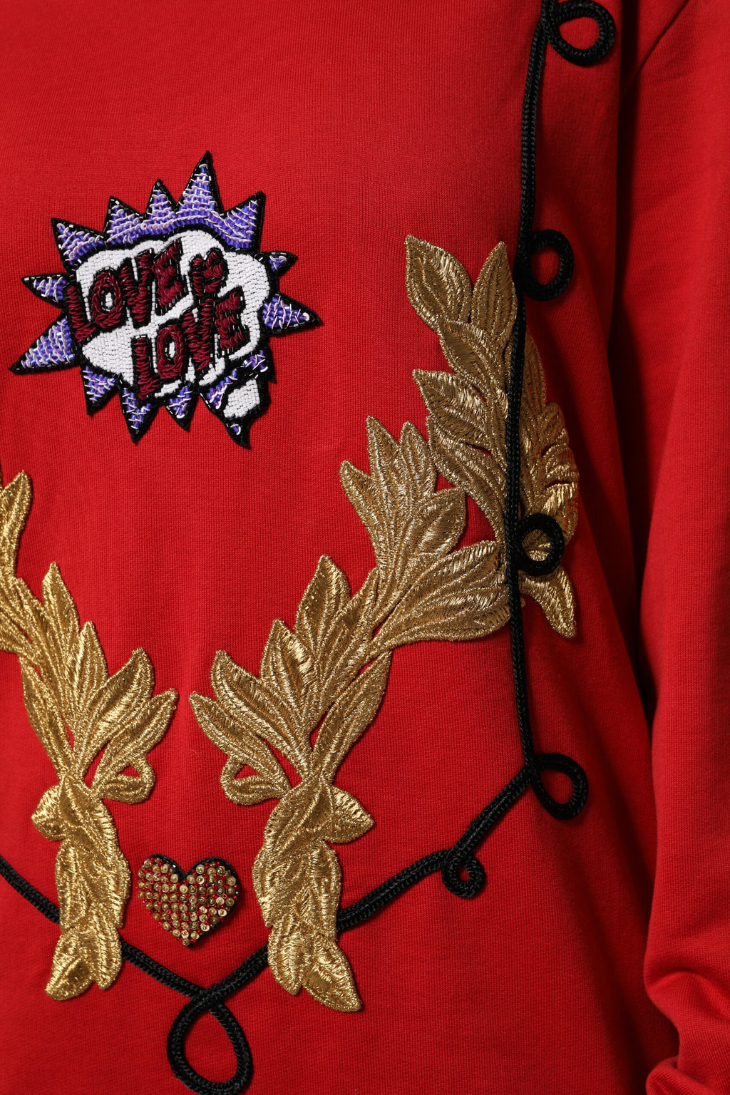 Pull-over Dolce & Gabbana en coton rouge avec sequins pour femme, élégant et confortable, visible avec détails brillants.