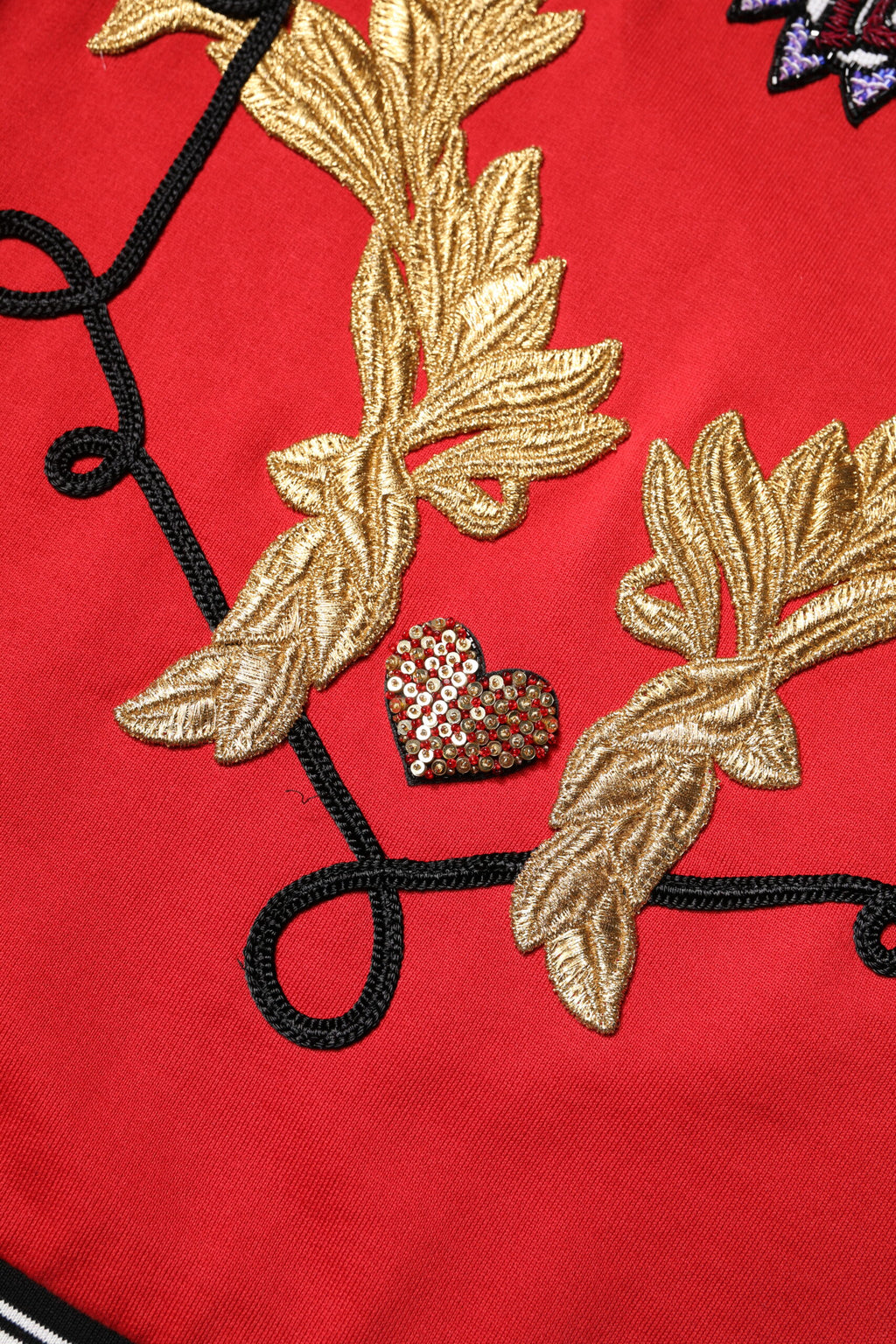 Pull-over Dolce & Gabbana en coton rouge avec sequins pour reine, style élégant et sophistiqué, visible en détail.
