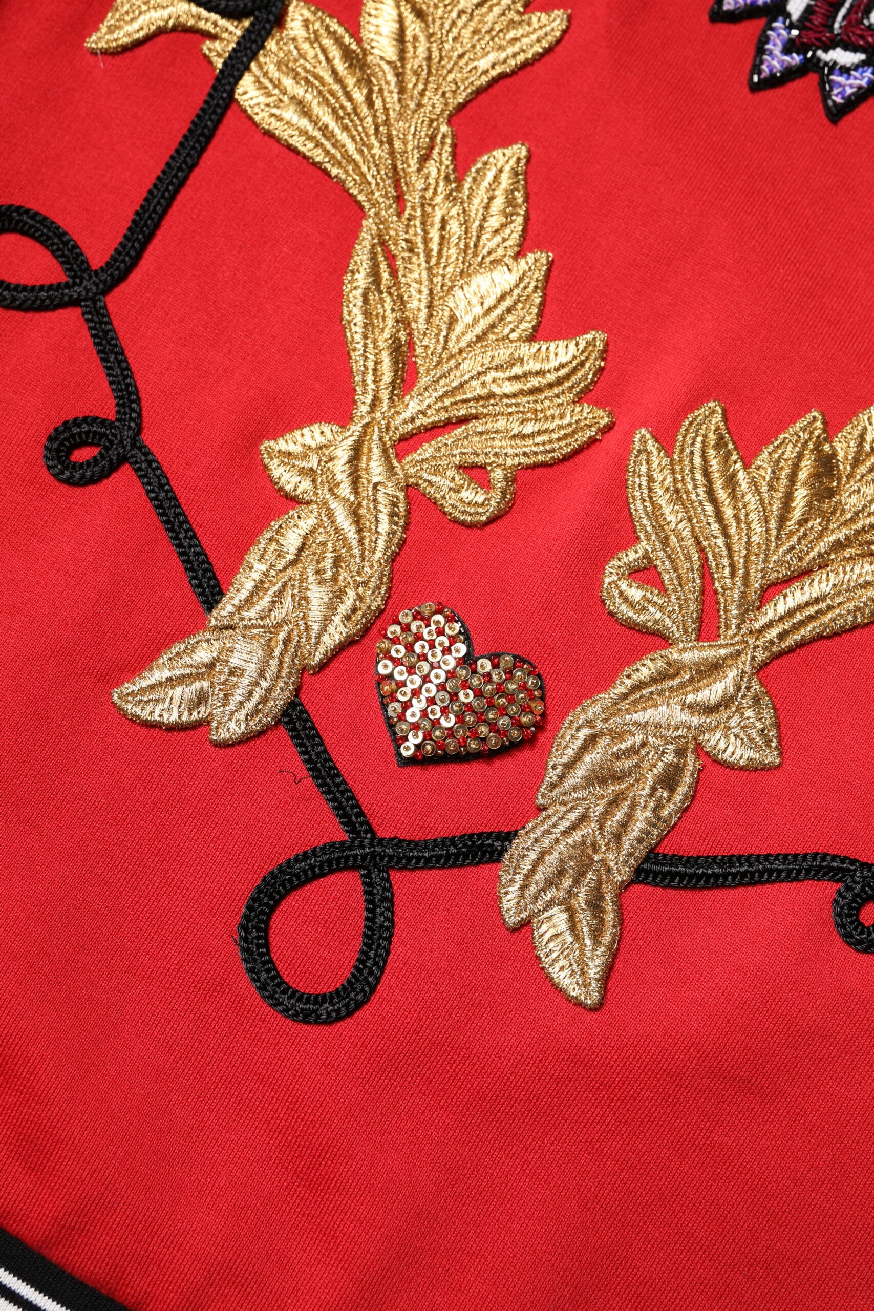 Pull-over Dolce & Gabbana en coton rouge avec sequins pour reine, style élégant et sophistiqué, visible en détail.