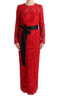 Robe longue Dolce & Gabbana à motifs floraux rouges et broderie, style robe fourreau élégante et sophistiquée.