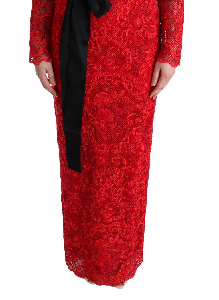Robe longue Dolce & Gabbana en tissu rouge à fleurs Ricamo, coupe cintrée et élégante avec détails floraux raffinés.
