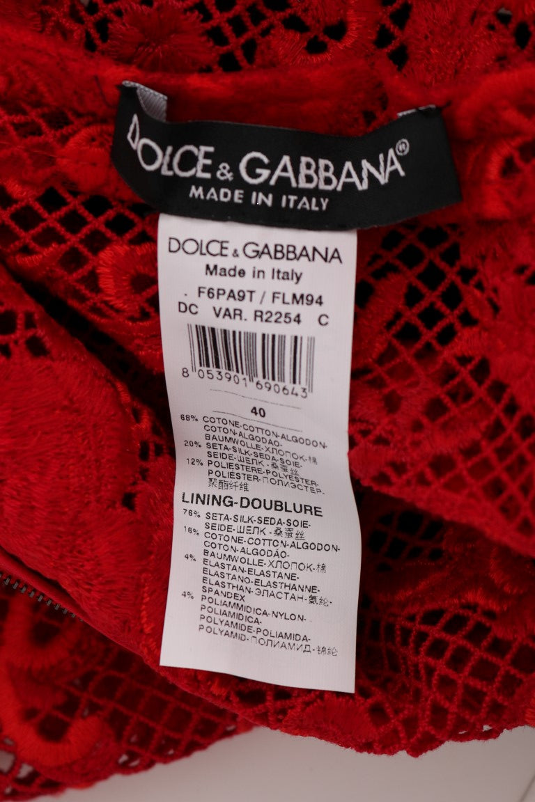 Robe longue Dolce & Gabbana en crêpe rouge avec broderies florales, coupe élégante et sophistiquée.