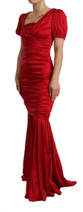Robe sirène en soie rouge Dolce & Gabbana, robe moulante élégante avec décolleté profond et détails raffinés.