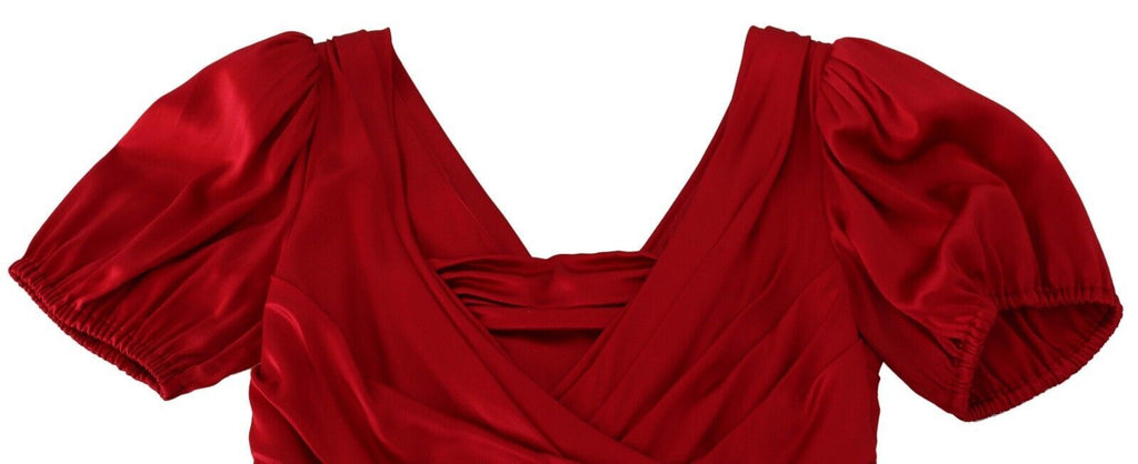 Robe sirène en soie rouge Dolce & Gabbana, robe moulante élégante avec décolleté en V et détails sophistiqués.