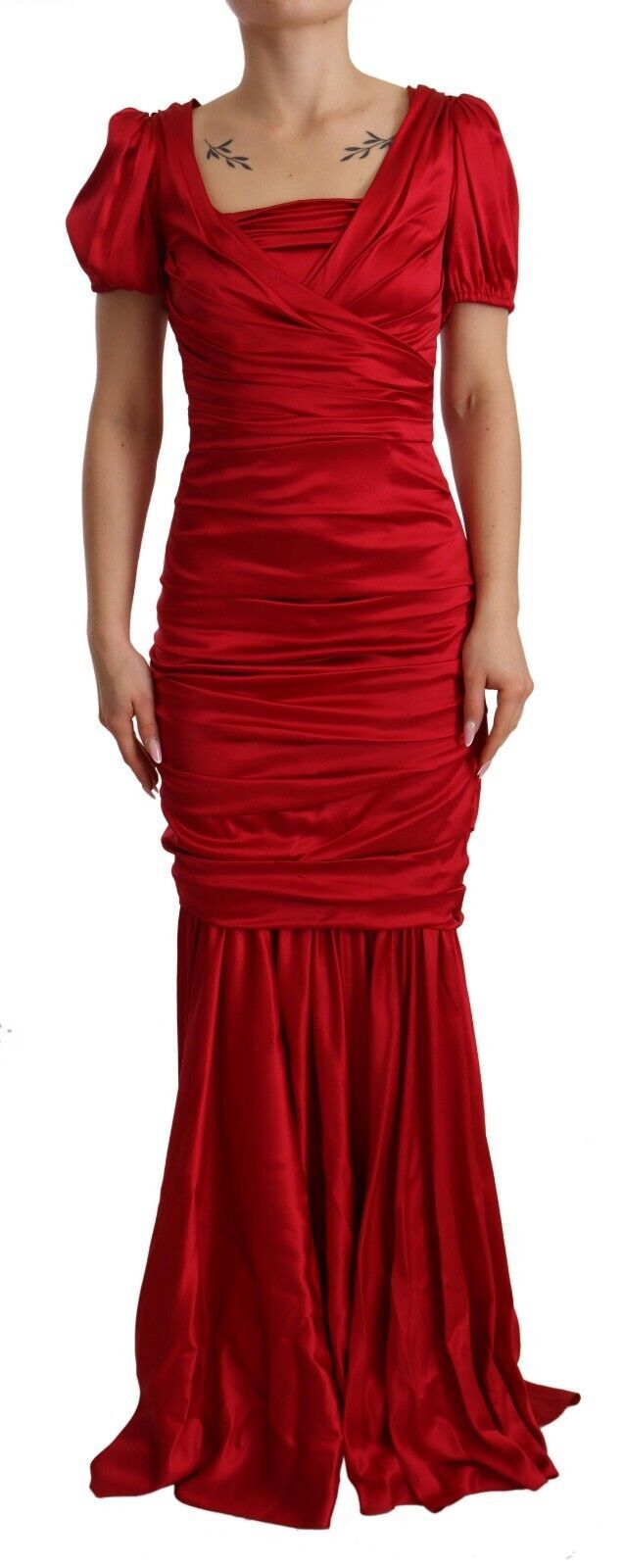 Robe sirène en soie rouge Dolce & Gabbana, robe moulante élégante avec finition stretch et silhouette flatteuse.