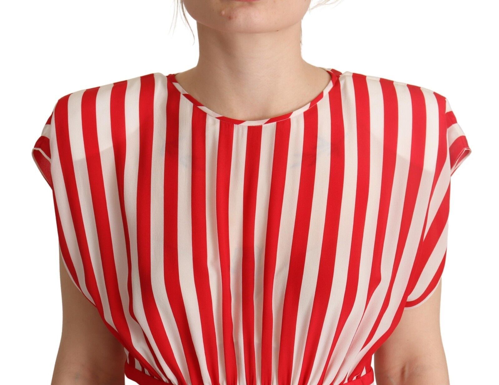 Robe courte en soie Dolce & Gabbana à rayures rouges et blanches, coupe mini A-line, élégante et sophistiquée.