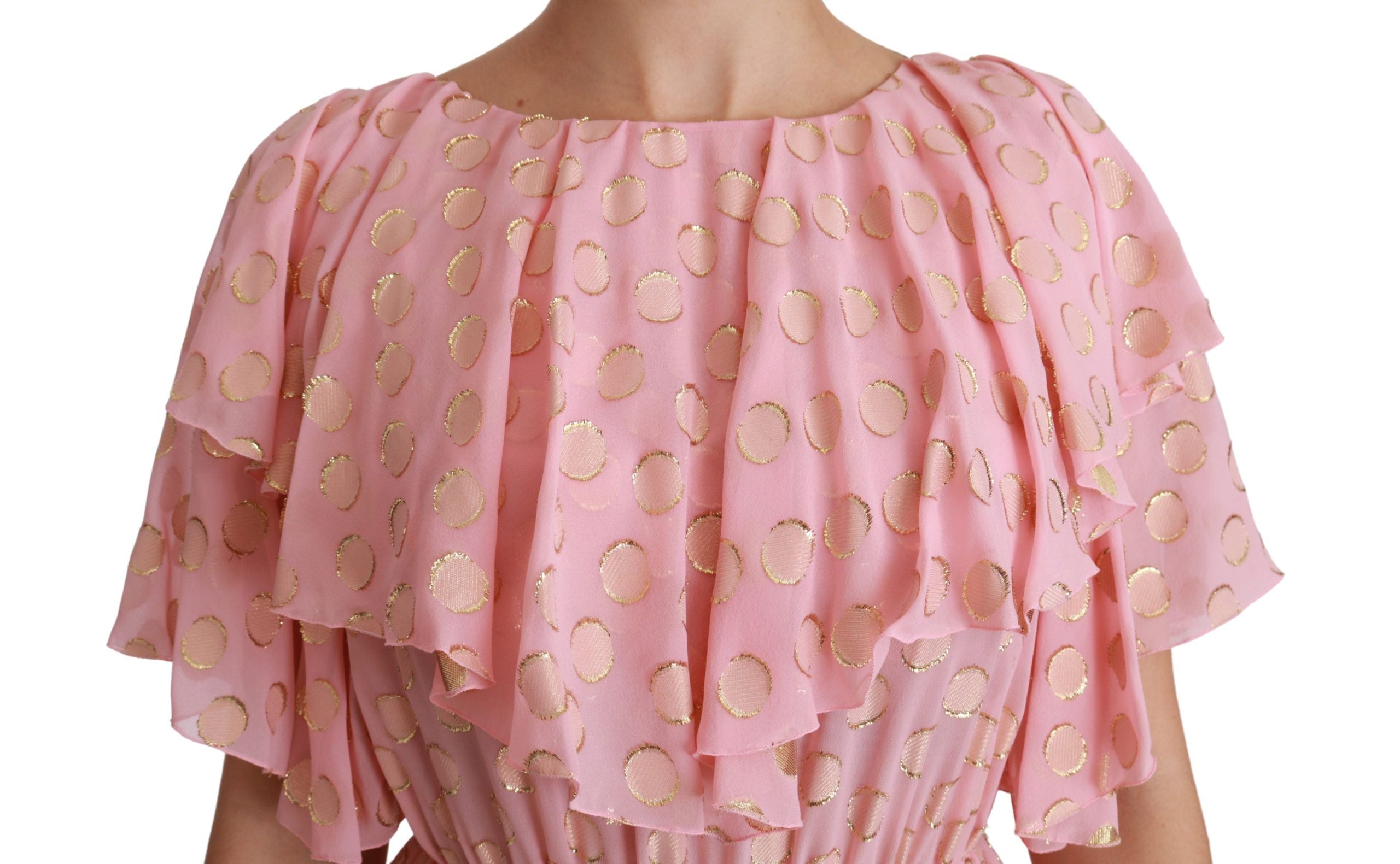 Robe midi en soie rose à pois blancs, plissée et évasée, de la marque Dolce & Gabbana, portée sur un mannequin.