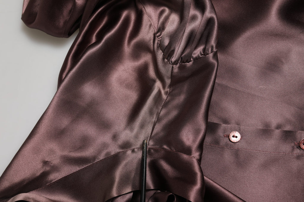 Chemise en satin violet Dolce & Gabbana à manches longues avec nœud ascot, élégante et sophistiquée.