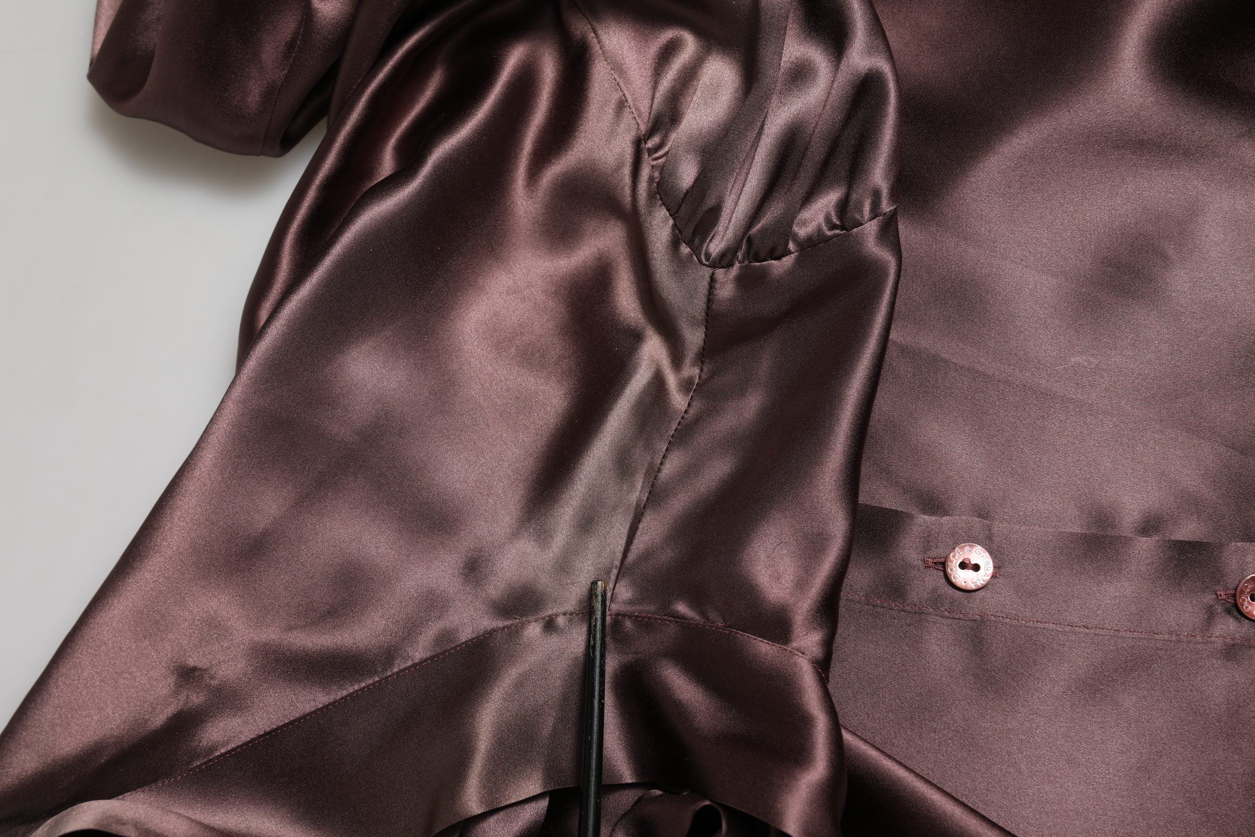 Chemise en satin violet Dolce & Gabbana à manches longues avec nœud ascot, élégante et sophistiquée.