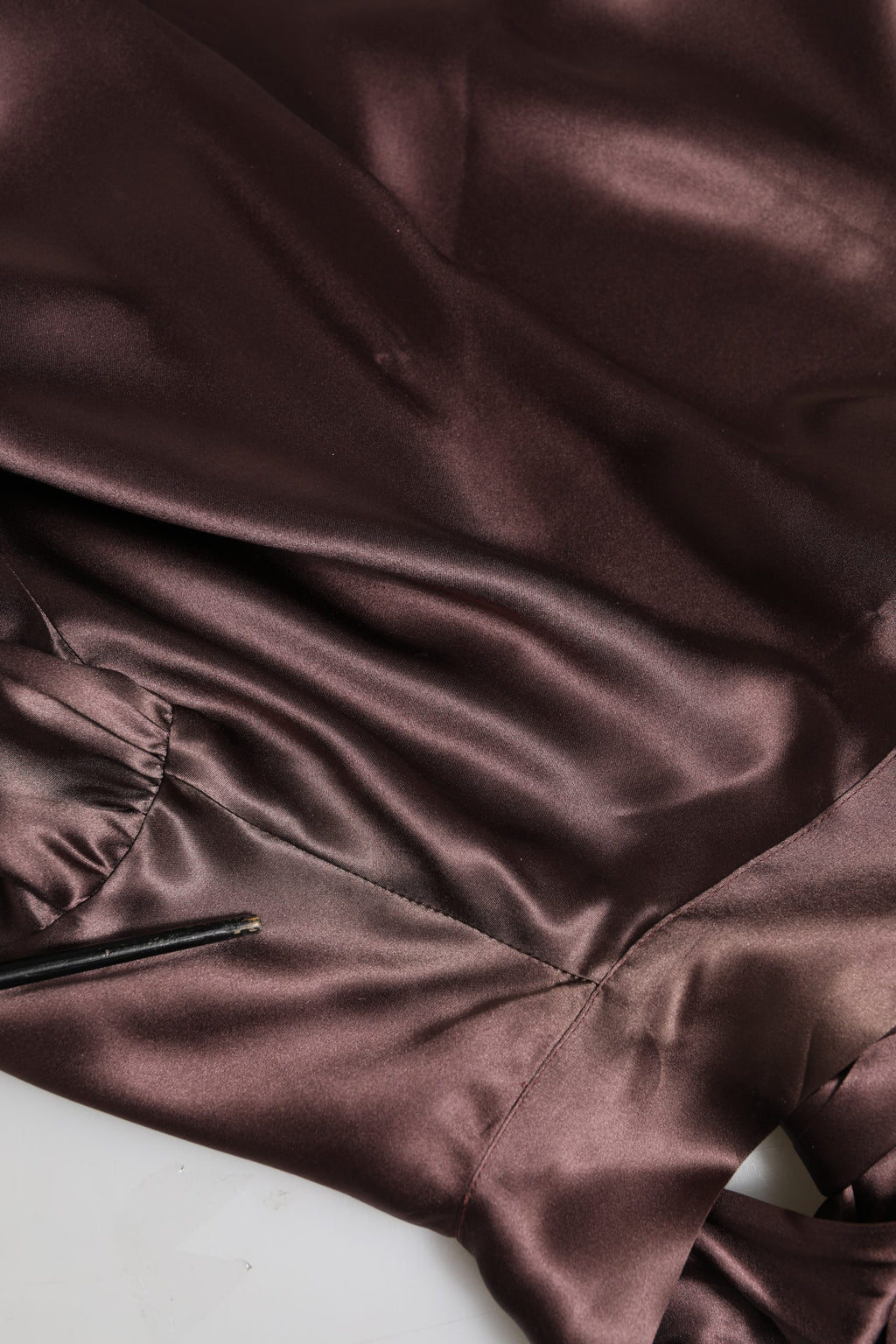 Chemise longue Dolce & Gabbana en satin violet avec col ascot et manches longues, élégante et sophistiquée.