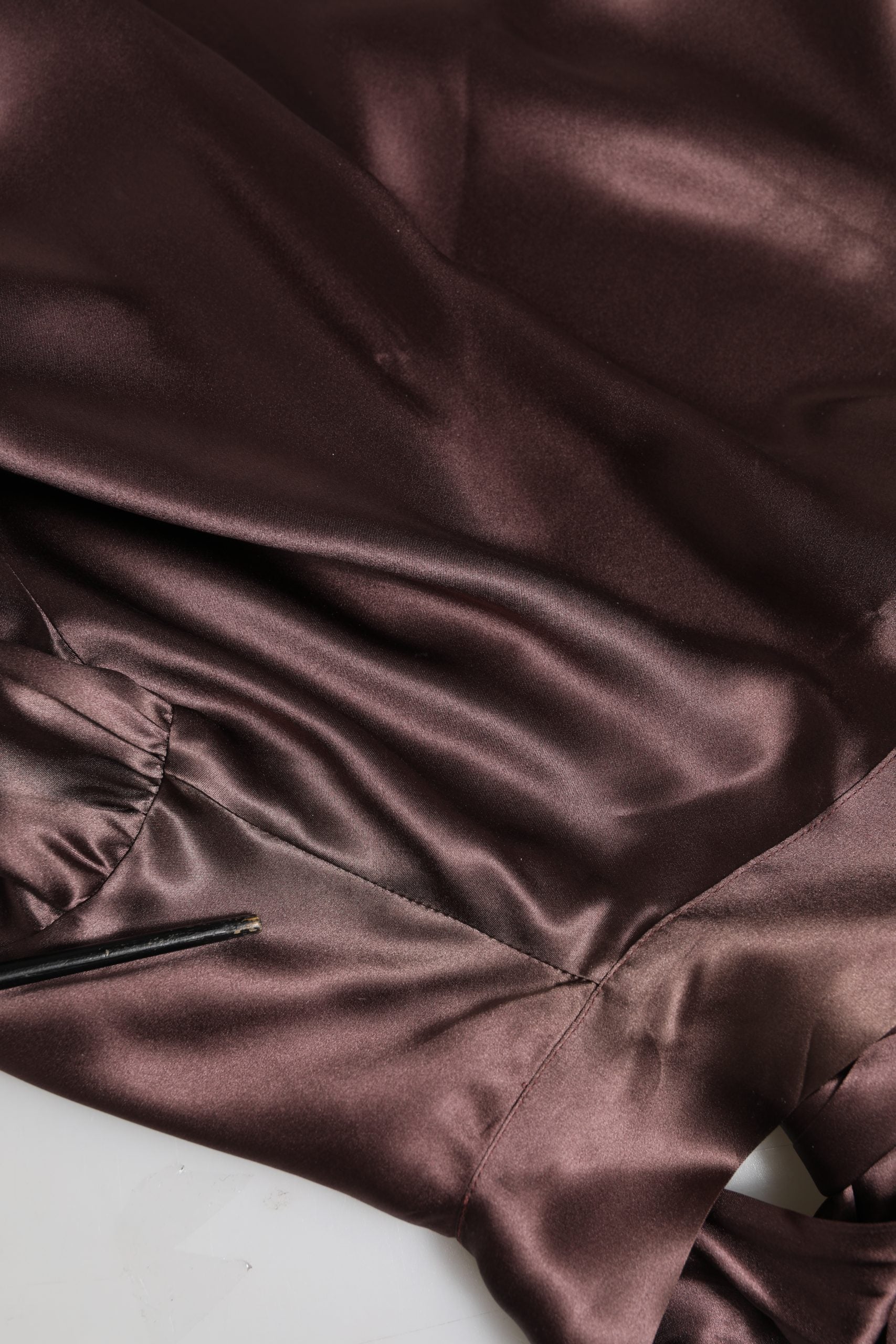 Chemise longue Dolce & Gabbana en satin violet avec col ascot et manches longues, élégante et sophistiquée.