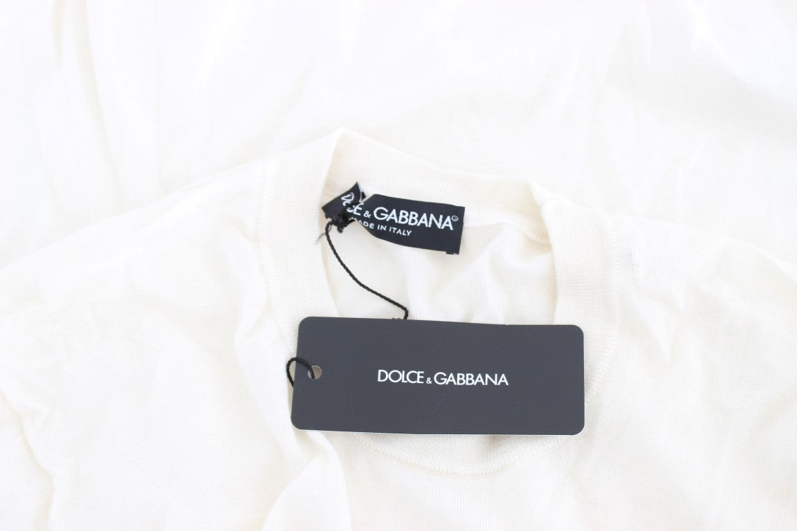 Pull blanc en cachemire 100% de Dolce & Gabbana, doux et élégant, porté sur un mannequin.