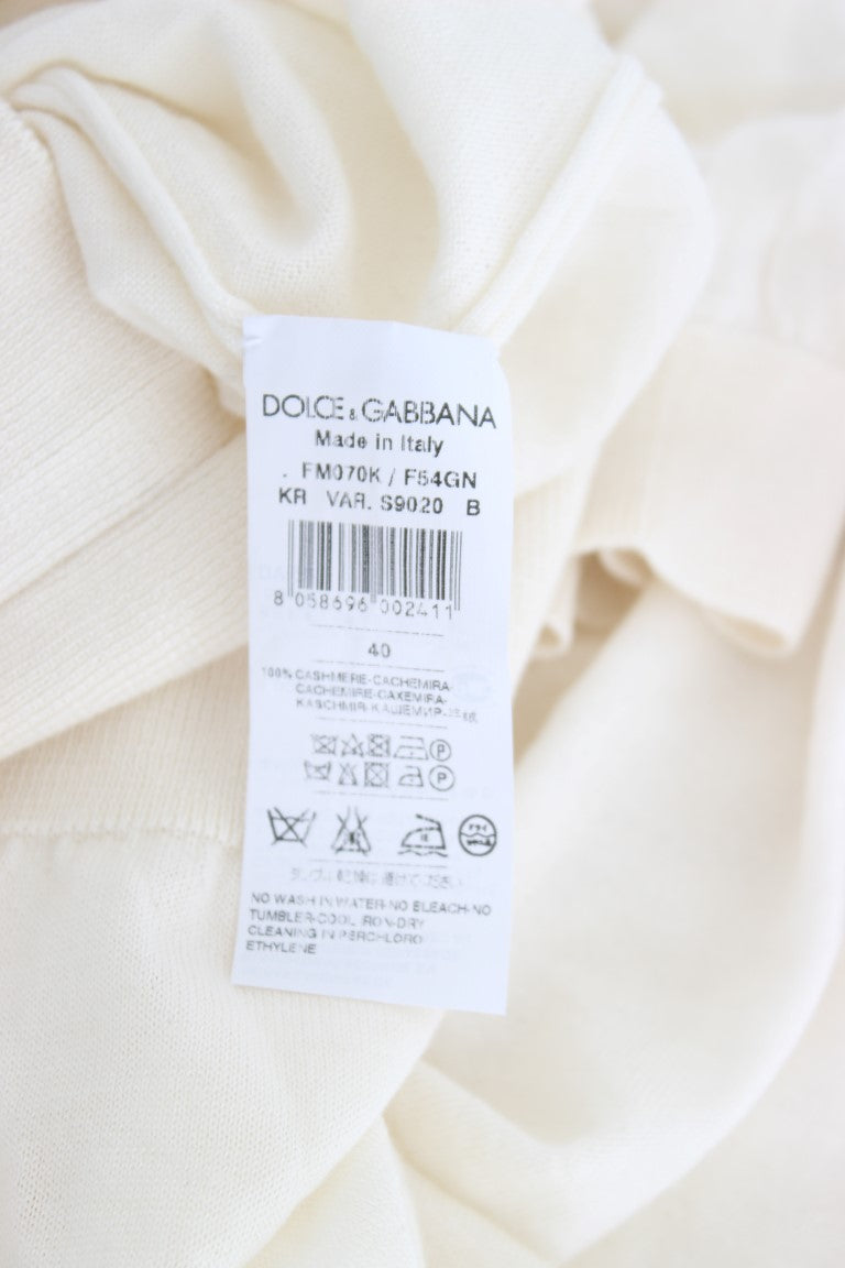 Pull blanc en cachemire 100 % de Dolce & Gabbana, doux et élégant, porté sur un modèle.