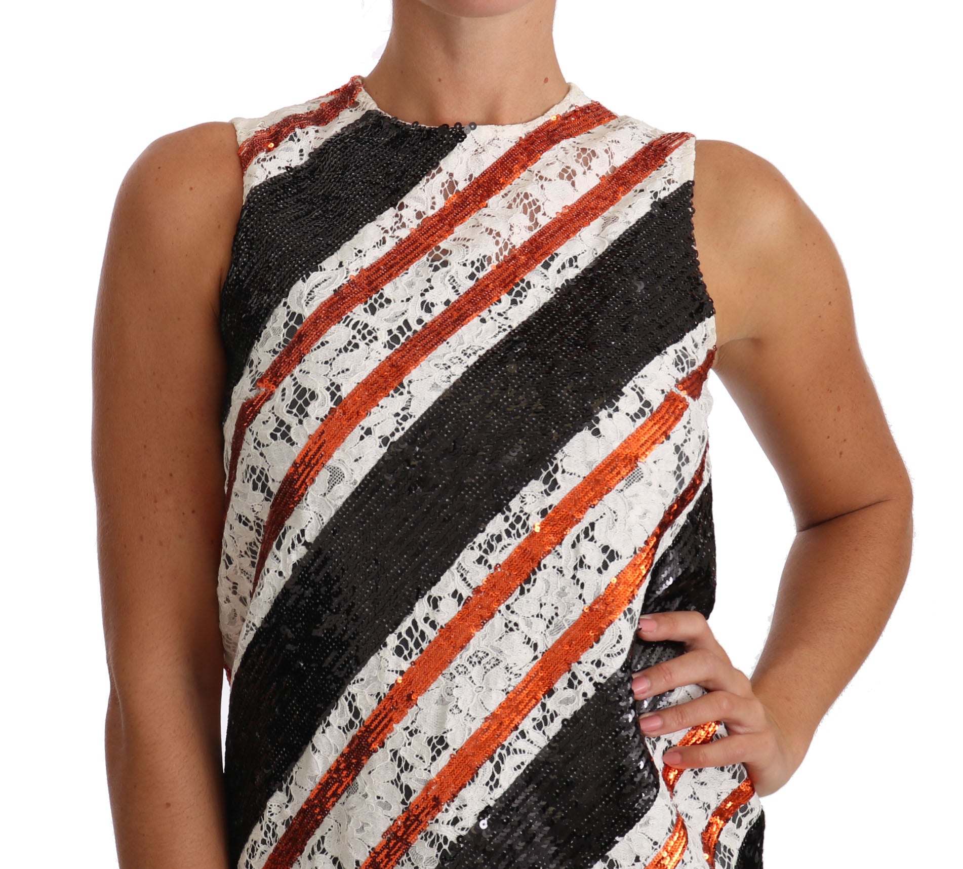 Robe blanche et orange Dolce & Gabbana en dentelle avec sequins floraux et embellissements, coupe shift élégante.