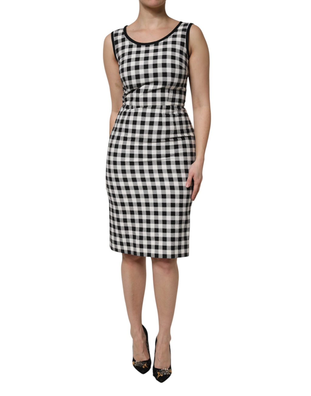 Robe sans manches Dolce & Gabbana blanche et noire à carreaux, coupe ajustée, élégante et tendance.