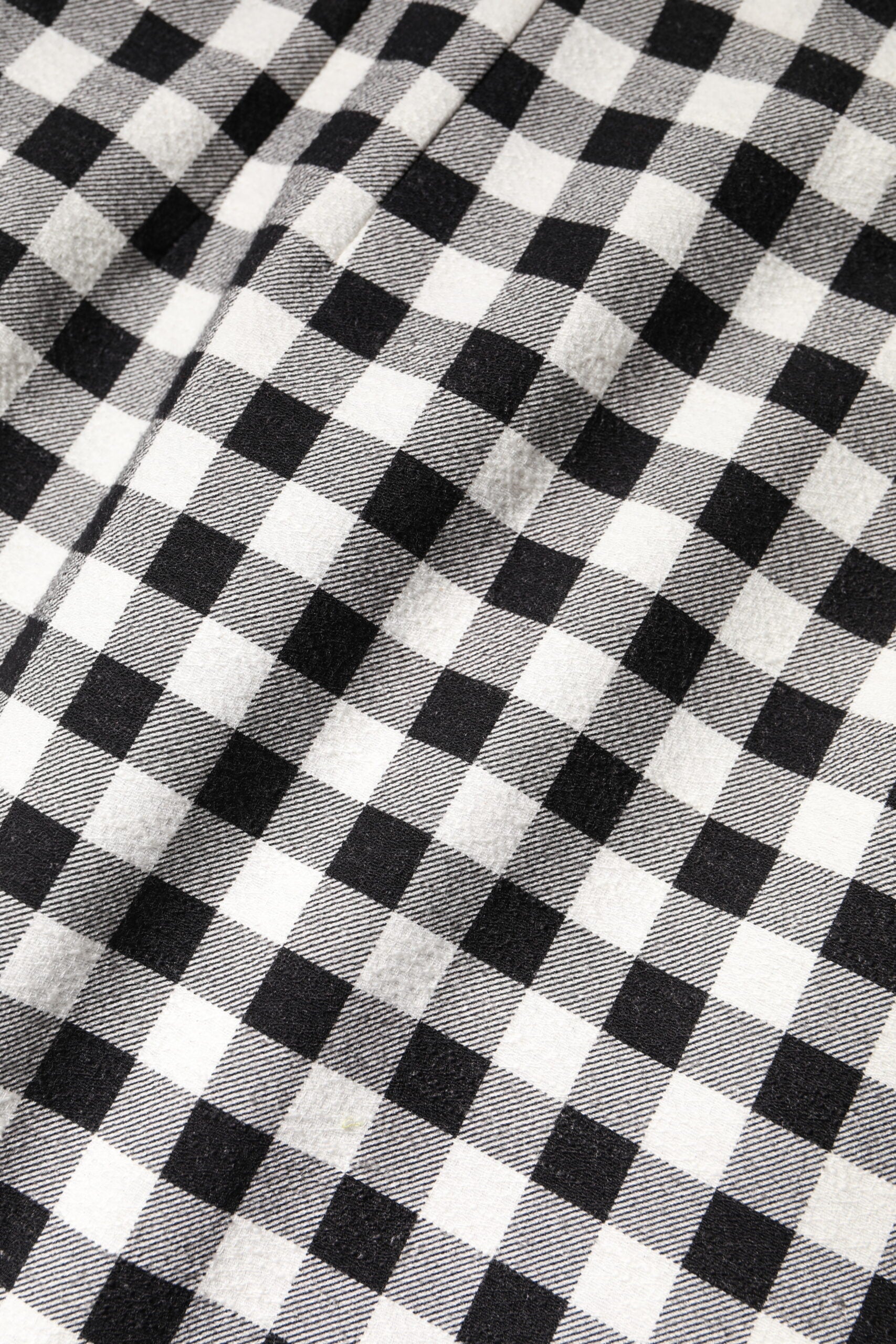Robe sans manches Dolce & Gabbana à carreaux blanc et noir, style robe droite élégante, vue de face.