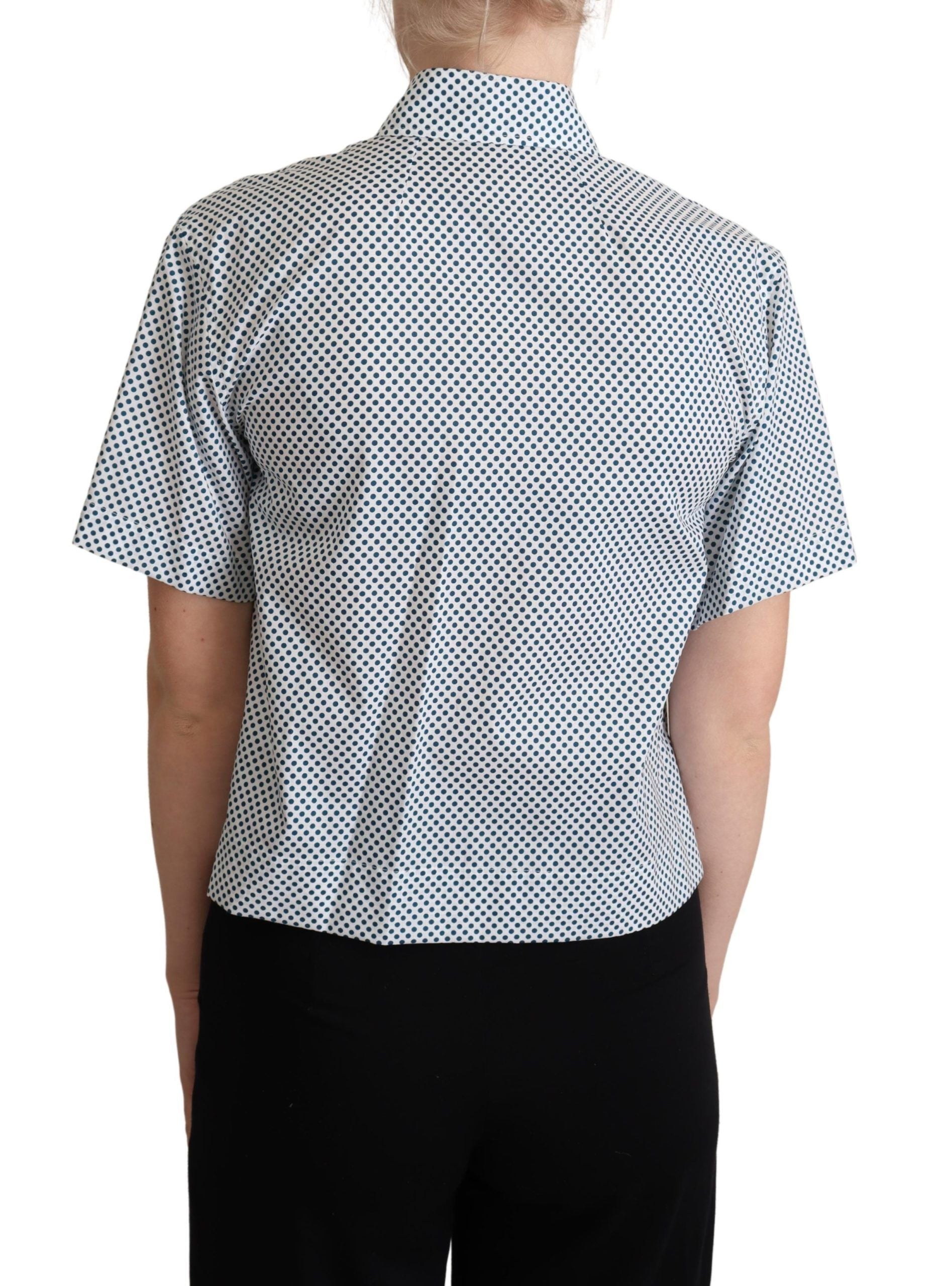 Chemise en coton blanche à pois bleus Dolce & Gabbana, style élégant et décontracté, visible avec col et boutons.