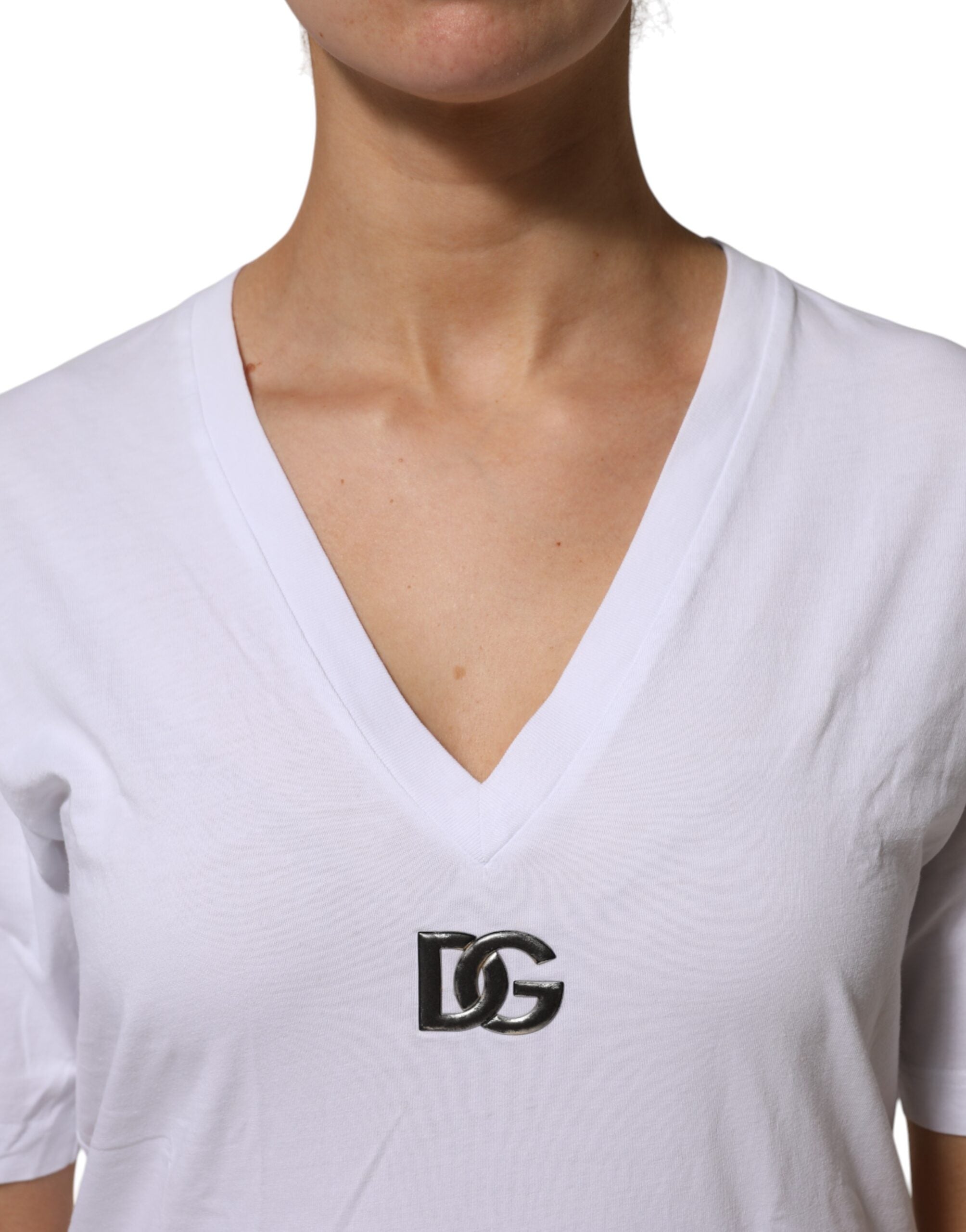 T-shirt blanc à col en V à manches courtes Dolce & Gabbana en coton, style décontracté et élégant.